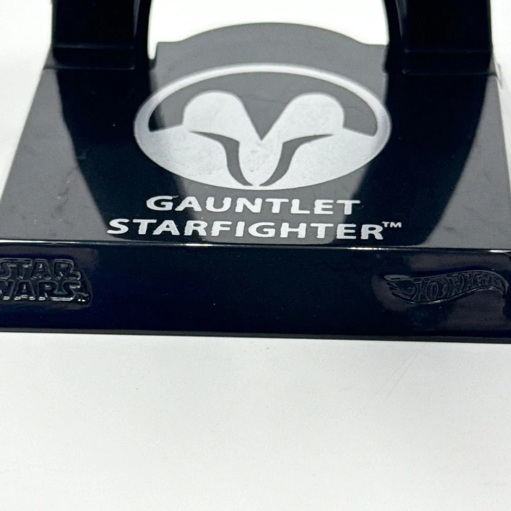 Hot Wheels Star Wars Gauntlet Starfighter Die Cast Ship w Display Stand
